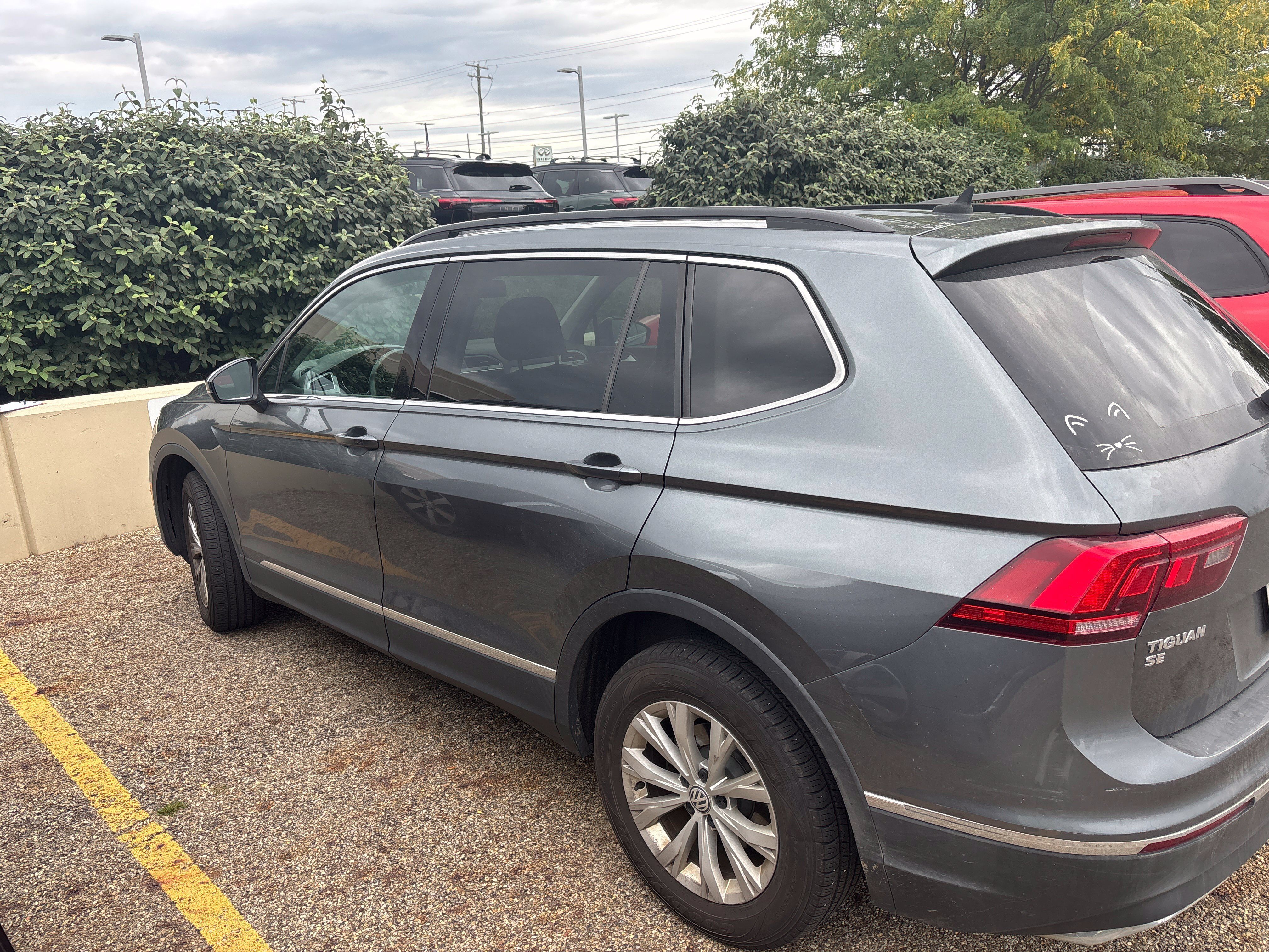Used 2018 Volkswagen Tiguan SE w/ Panoramic Sunroof Package AWD/4WD image 3