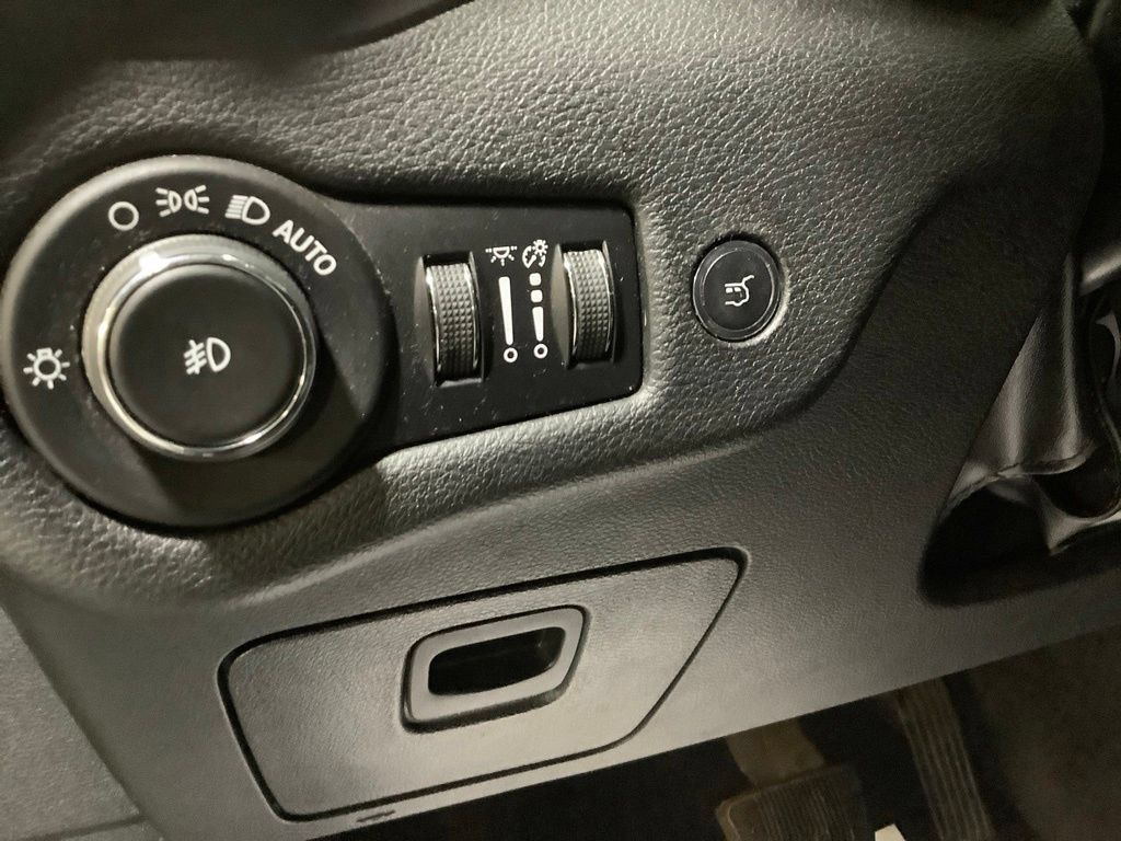 Used 2019 Jeep Cherokee Limited AWD/4WD image 20