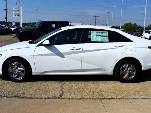 New 2025 Hyundai Elantra SE image 5