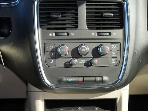 Used 2020 Dodge Grand Caravan SXT w/ Rear Park Assist Package FWD image 22
