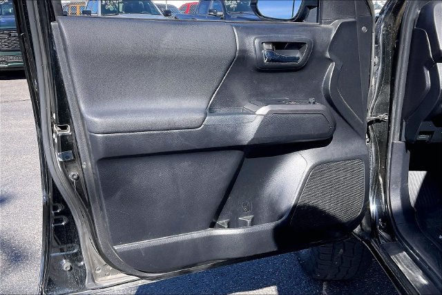 Used 2019 Toyota Tacoma TRD Sport w/ Technology Package AWD/4WD image 18