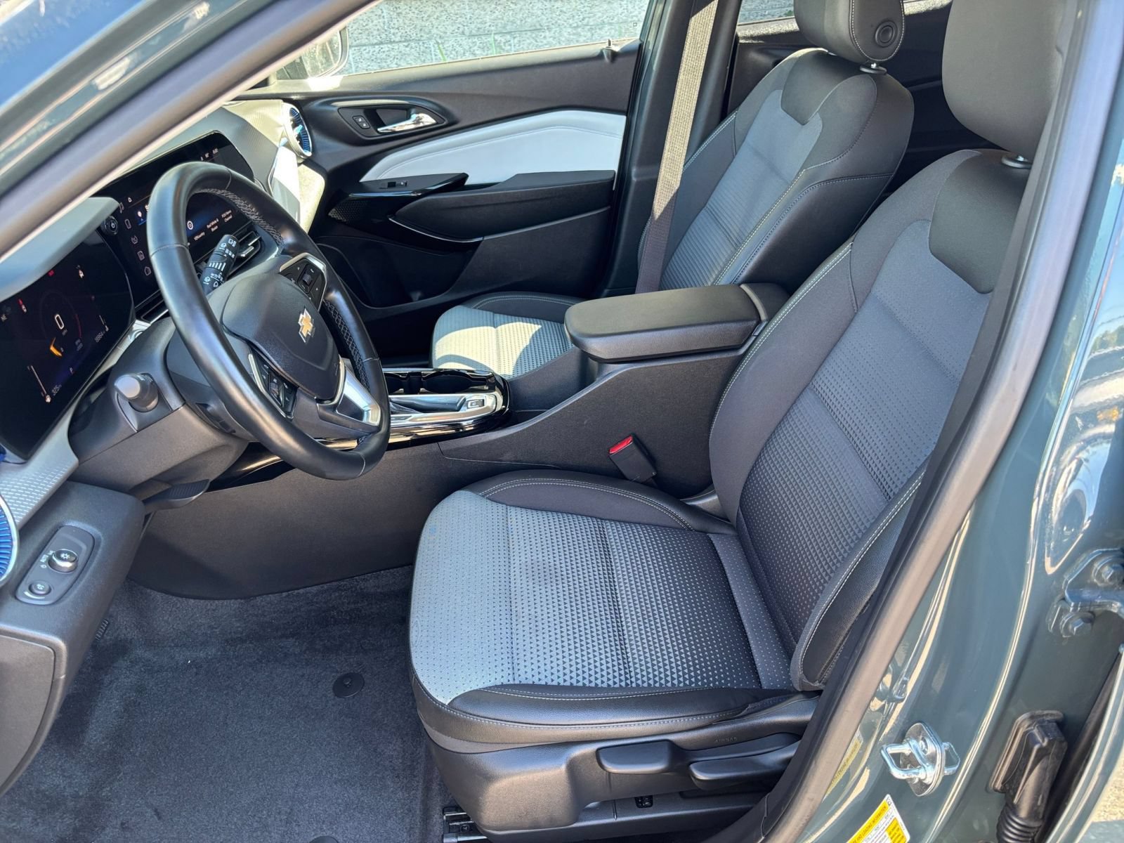 Used 2025 Chevrolet Trax LT w/ LT Convenience Package FWD image 35