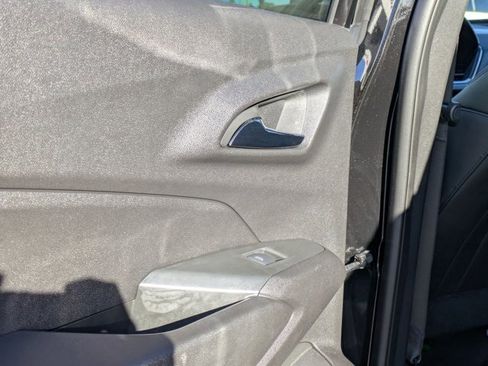 Used 2025 Chevrolet Trax LT w/ LT Convenience Package image 21