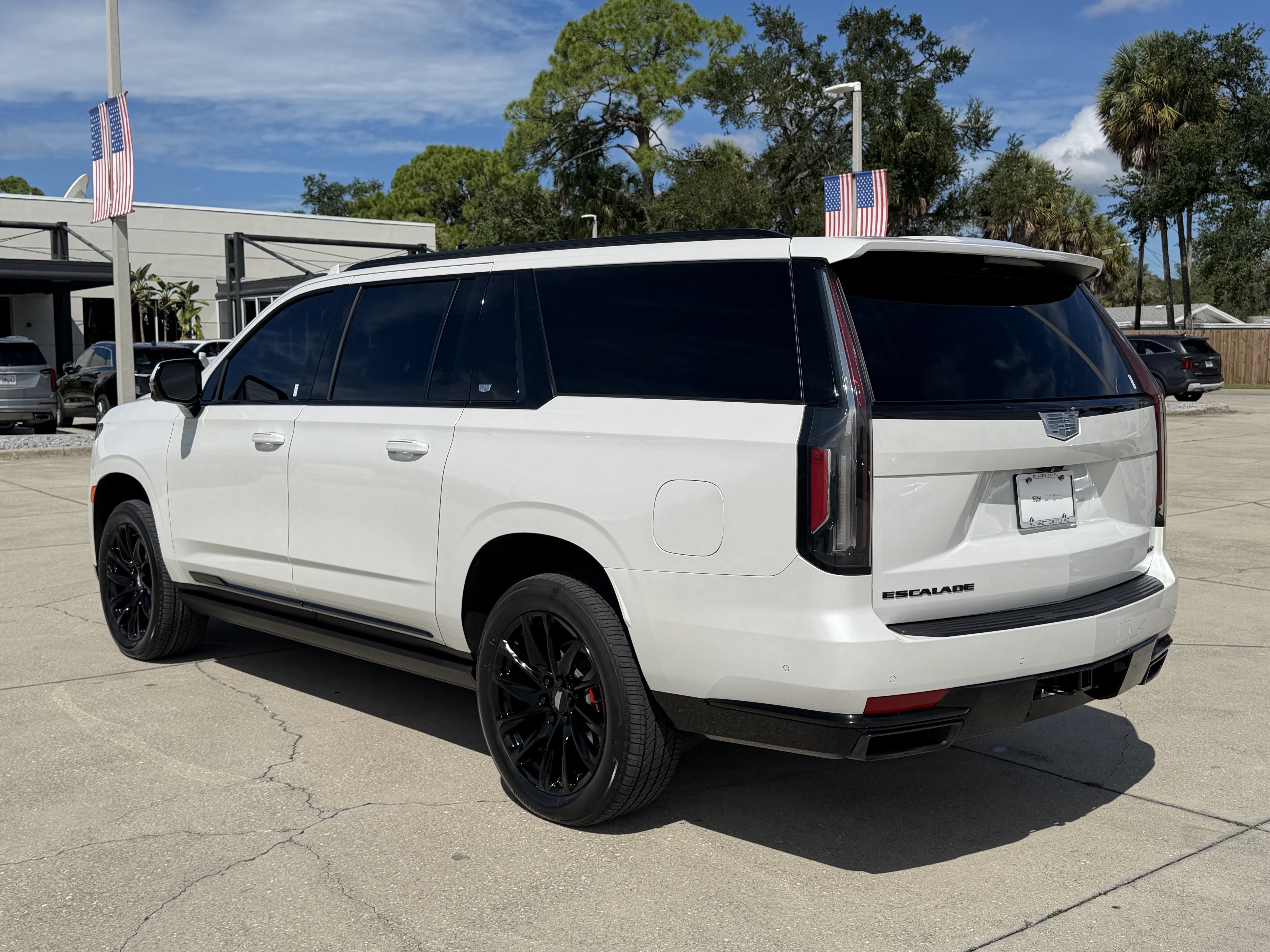 Certified 2022 Cadillac Escalade ESV Sport Platinum w/ LPO, ONYX Package AWD/4WD image 5