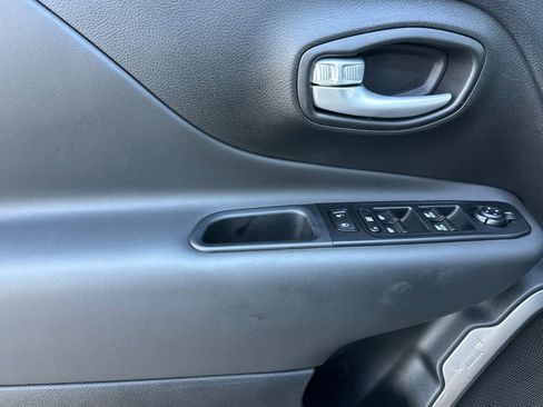 Used 2023 Jeep Renegade Latitude image 11