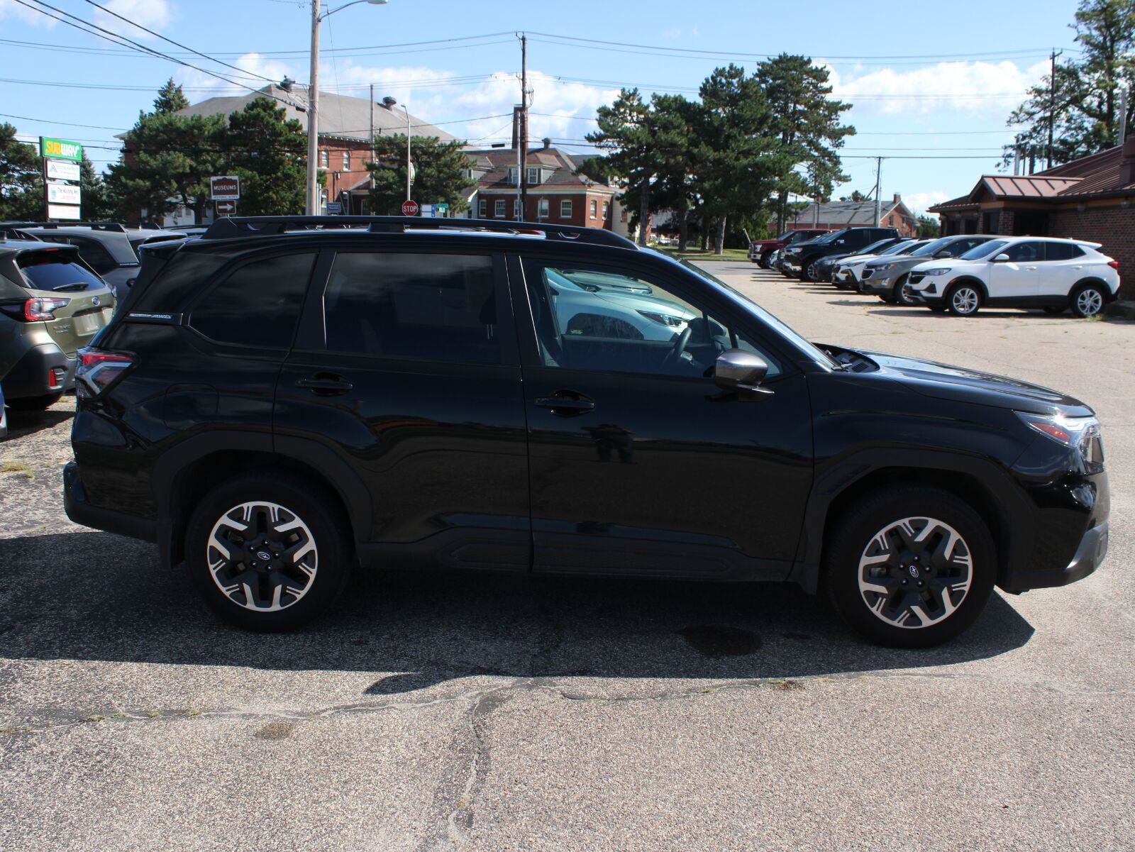 Used 2025 Subaru Forester Premium AWD/4WD image 4