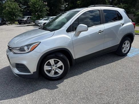 Used 2019 Chevrolet Trax LT w/ LT Convenience Package FWD image 3