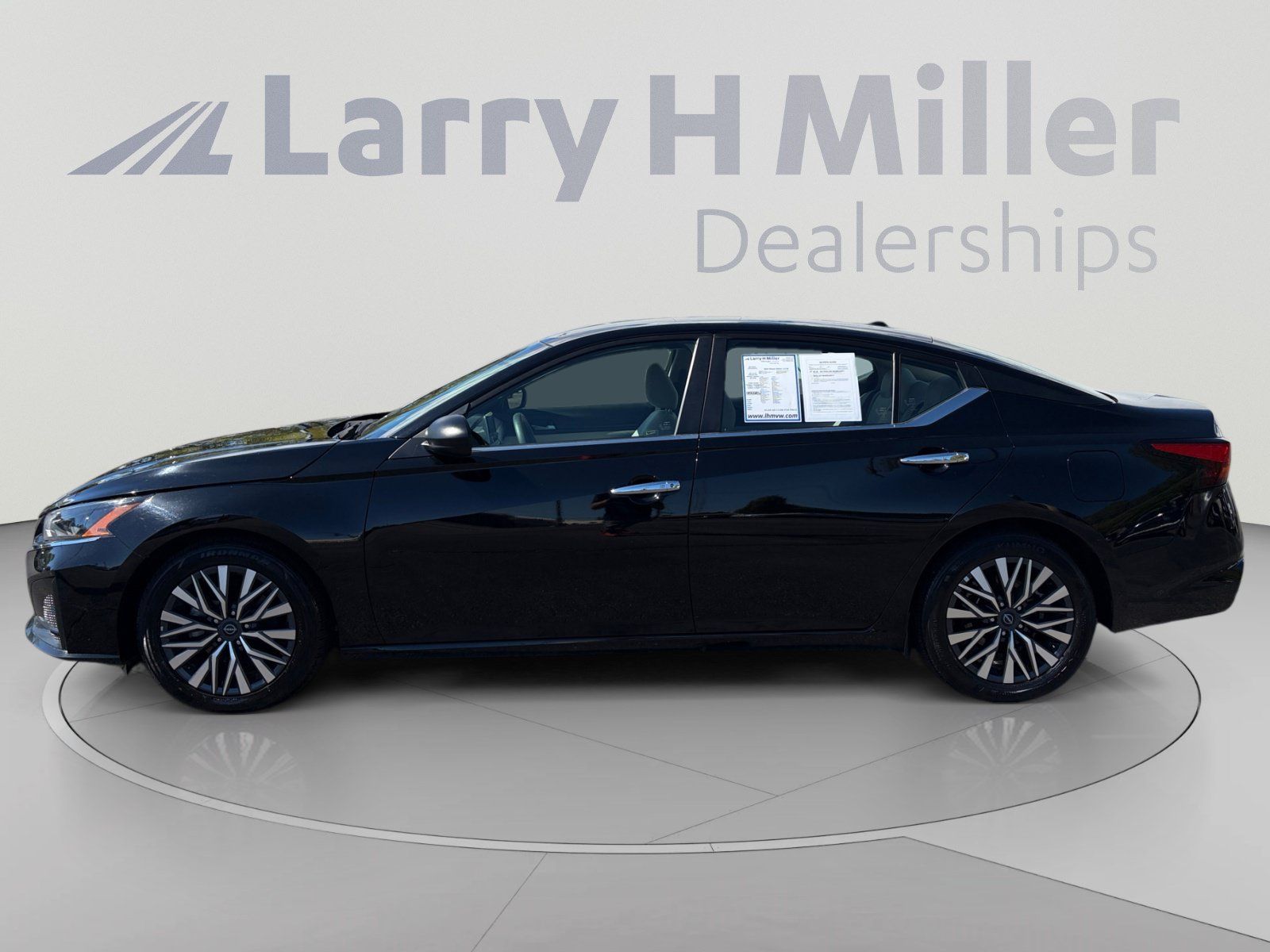 Used 2025 Nissan Altima 2.5 SV FWD image 2