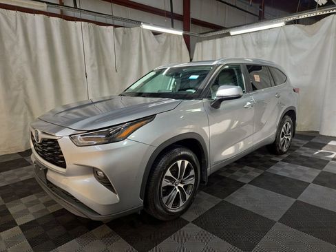 Used 2024 Toyota Highlander XLE image 2