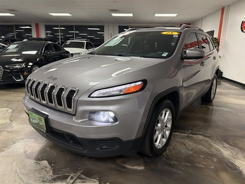 Used 2018 Jeep Cherokee Latitude Plus w/ Comfort/Convenience Group FWD image 4