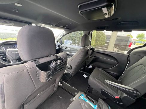 Used 2019 Chrysler Pacifica Touring Plus w/ S Appearance Package FWD image 18