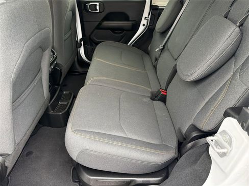 Used 2025 Jeep Wrangler Sahara image 21