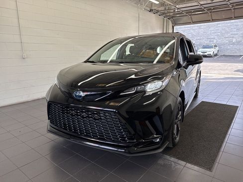 Certified 2025 Toyota Sienna XSE image 3