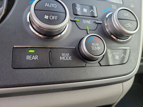 Used 2020 Toyota Sienna XLE image 31