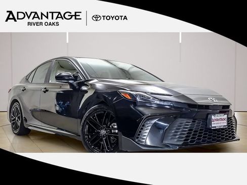 Used 2025 Toyota Camry SE FWD image 1