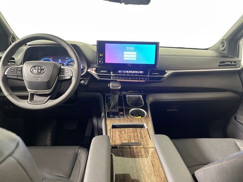 Used 2026 Toyota Sienna Platinum image 14