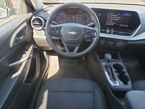 Used 2024 Chevrolet Trax LS w/ LS Convenience Package FWD image 16