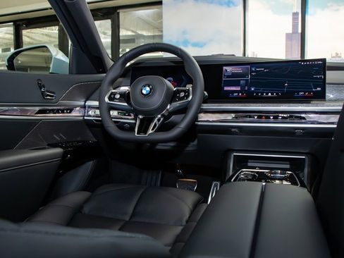 Used 2025 BMW 740i xDrive 740i xDrive w/ Premium Package image 17