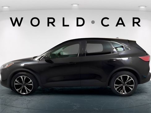 Used 2022 Ford Escape SE w/ SE Sport Appearance Package image 5