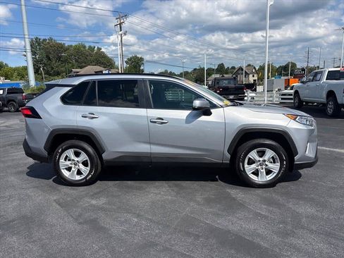 Used 2021 Toyota RAV4 XLE w/ Convenience Package FWD image 2