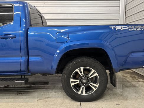 Used 2018 Toyota Tacoma TRD Sport image 6