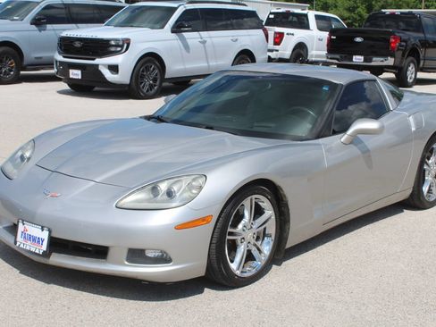 Used 2005 Chevrolet Corvette Coupe w/ Preferred Equipment Group RWD image 3