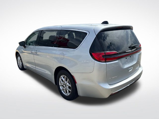Used 2024 Chrysler Pacifica Touring-L FWD image 7