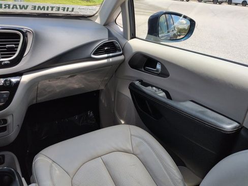 Used 2021 Chrysler Pacifica Touring-L FWD image 18