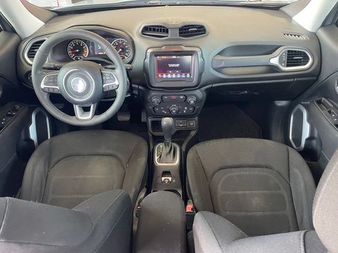 Used 2018 Jeep Renegade Latitude FWD image 11