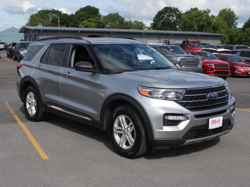 Used 2023 Ford Explorer XLT w/ Equipment Group 202A RWD image 3