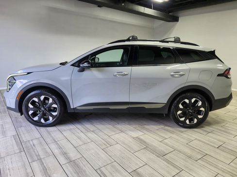 Used 2025 Hyundai Venue SEL FWD image 2