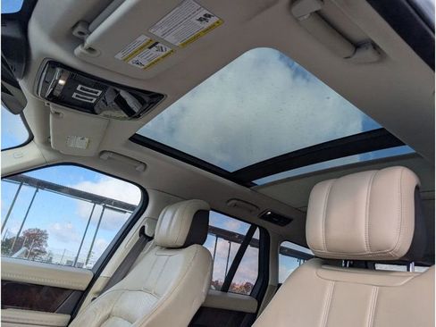Used 2019 Land Rover Range Rover HSE image 15