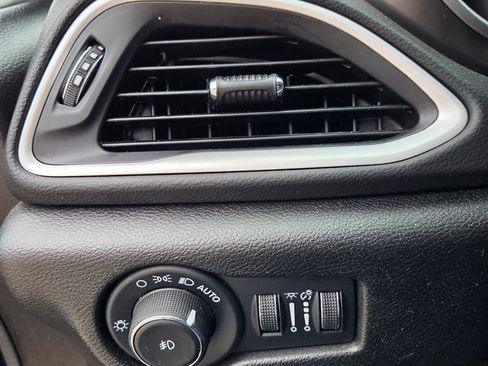 Used 2025 Chrysler Pacifica Select FWD image 15