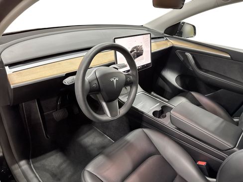 Certified 2023 Tesla Model Y Long Range AWD/4WD image 9