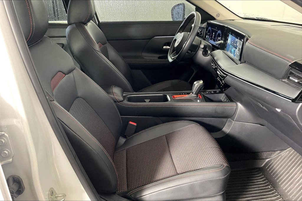 Used 2025 Nissan Kicks SR FWD image 9