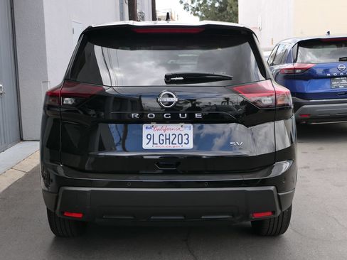 Used 2024 Nissan Rogue SV FWD image 3