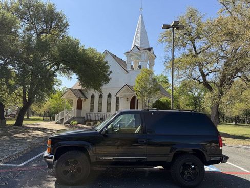 Used 1999 Chevrolet Tahoe 4WD 2-Door w/ Preferred Equipment Group image 1