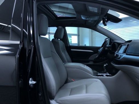 Certified 2019 Toyota Highlander XLE AWD/4WD image 22