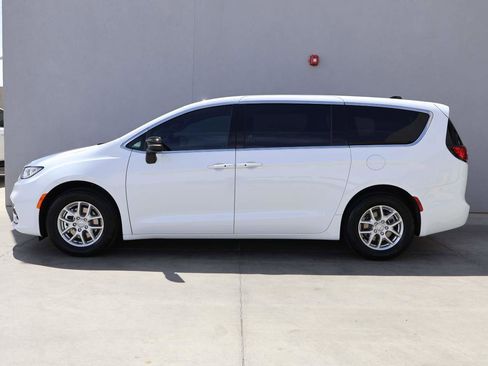 New 2026 Chrysler Pacifica Select FWD image 2