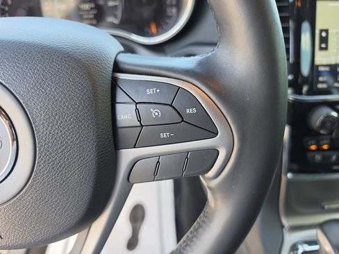 Used 2022 Jeep Grand Cherokee Laredo X RWD image 36