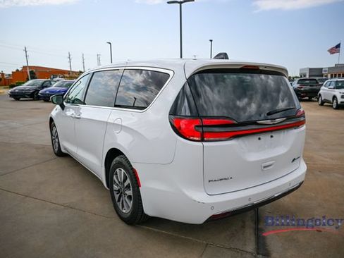 Used 2023 Chrysler Pacifica Touring-L FWD image 2