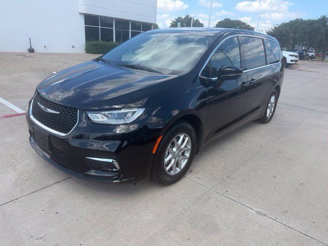 Used 2025 Chrysler Pacifica Select FWD image 1