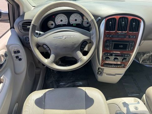Used 2007 Chrysler Town & Country Touring FWD image 16