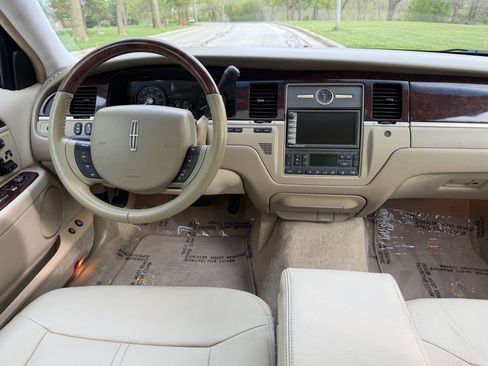 Used 2006 Lincoln Town Car Signature Limited RWD image 16