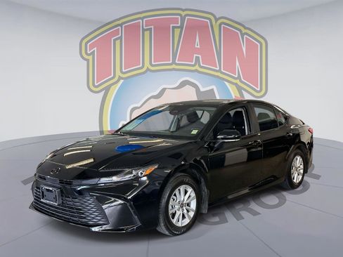 Used 2025 Toyota Camry XLE AWD/4WD image 1