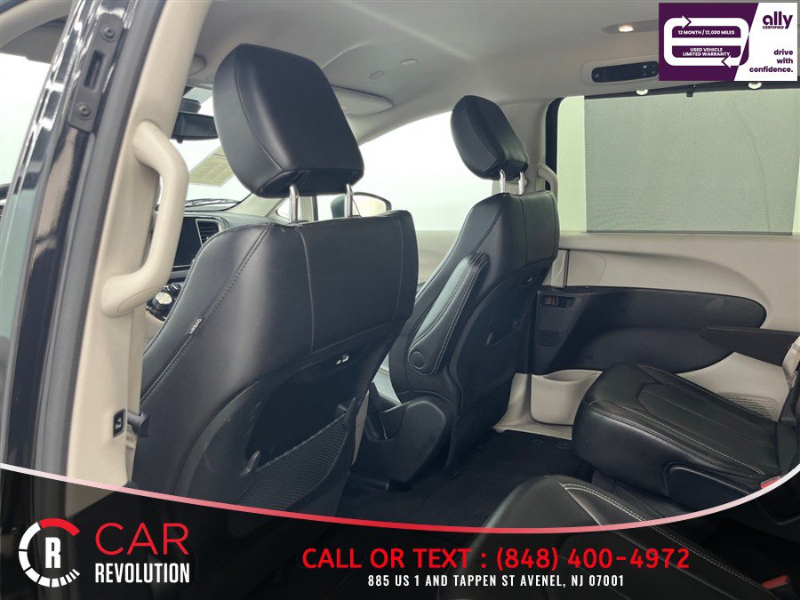 Used 2023 Chrysler Pacifica Touring-L FWD image 43