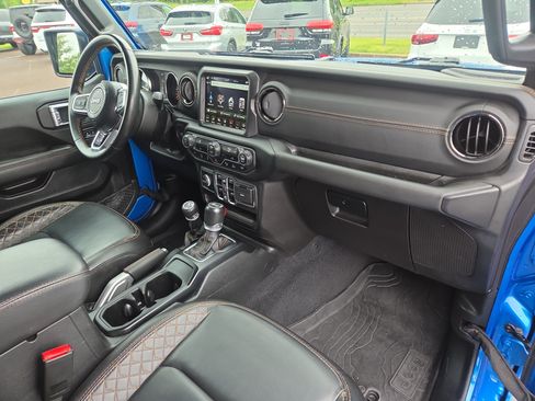 Used 2022 Jeep Wrangler Unlimited Sahara AWD/4WD image 18