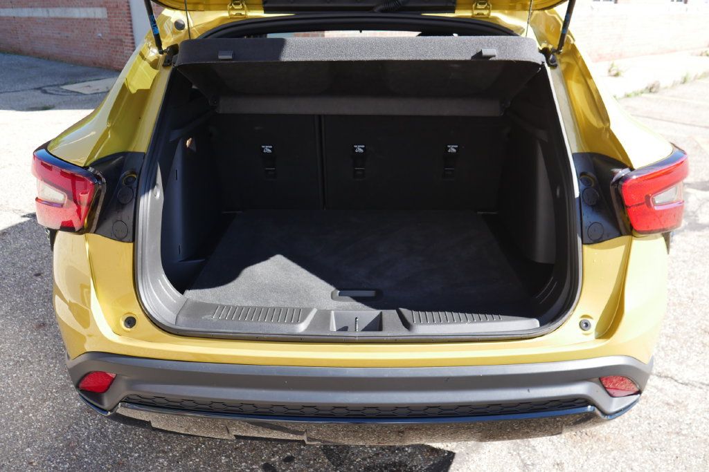 Used 2024 Chevrolet Trax RS w/ Sunroof Package FWD image 7