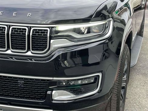 Used 2022 Jeep Wagoneer Series III w/ Flexible Seating Group image 9