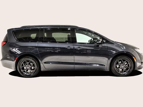 Used 2019 Chrysler Pacifica Touring-L Plus w/ S Appearance Package image 4
